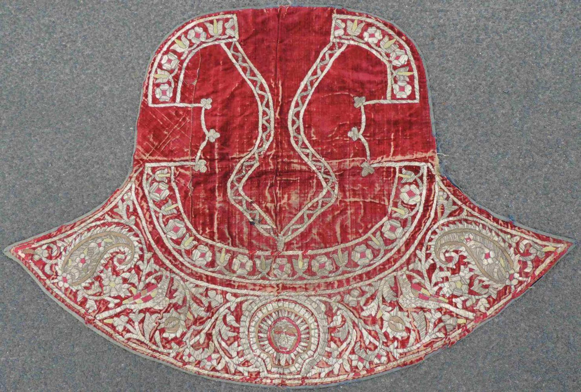 Satteldecke. Osmanisches Reich / Kaukasus. Antik, um 1800. 68 cm x 100 cm. Handarbeit. Gehöhte Gold-