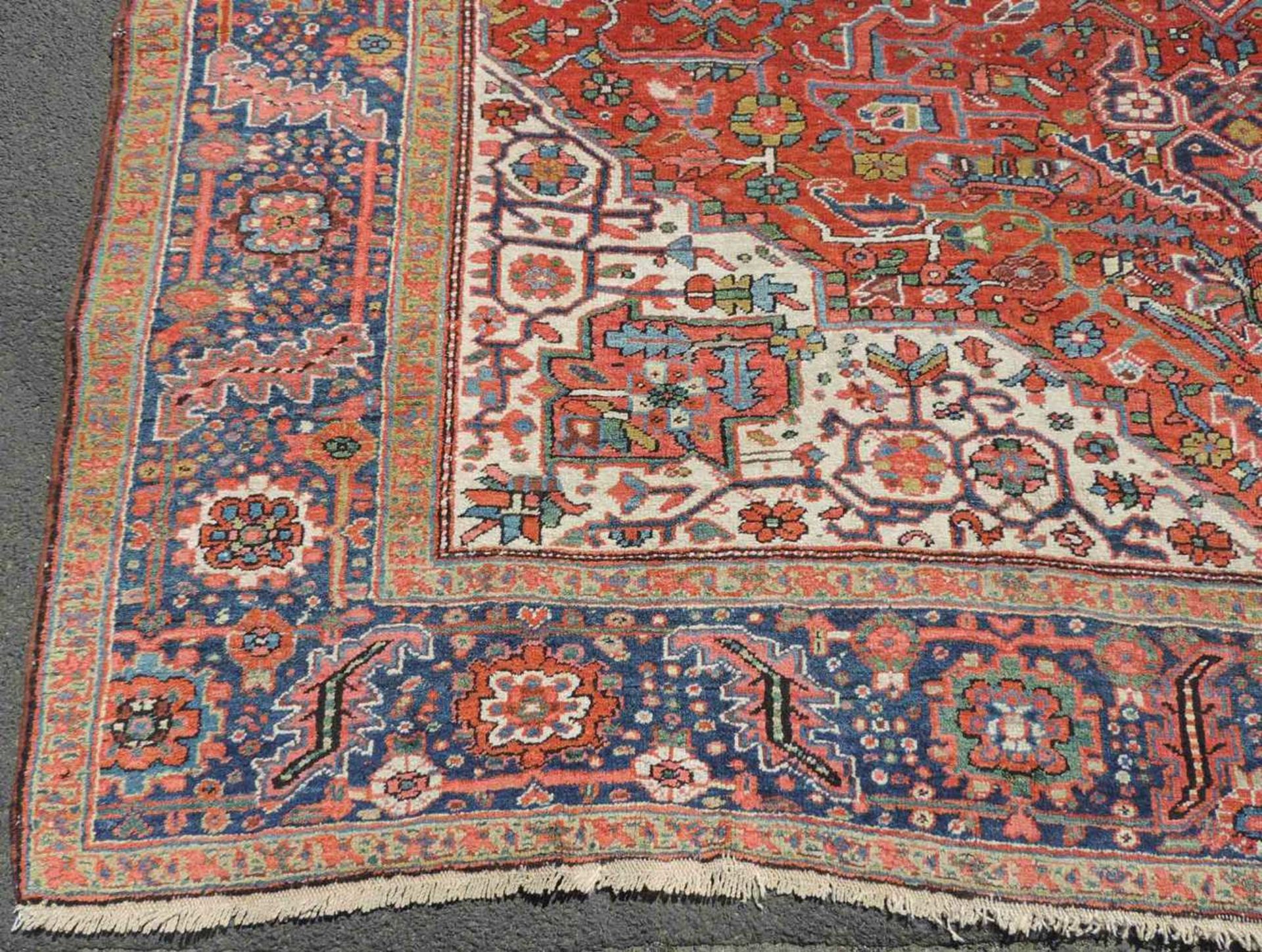 Heriz, Dorfteppich. Iran. Alt, um 1925. 347 cm x 276 cm. Handgeknüpft in Persien. Wolle auf - Image 2 of 7