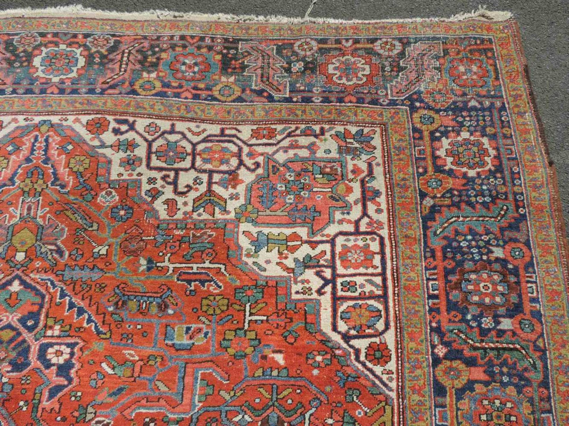 Heriz, Dorfteppich. Iran. Alt, um 1925. 347 cm x 276 cm. Handgeknüpft in Persien. Wolle auf - Image 5 of 7
