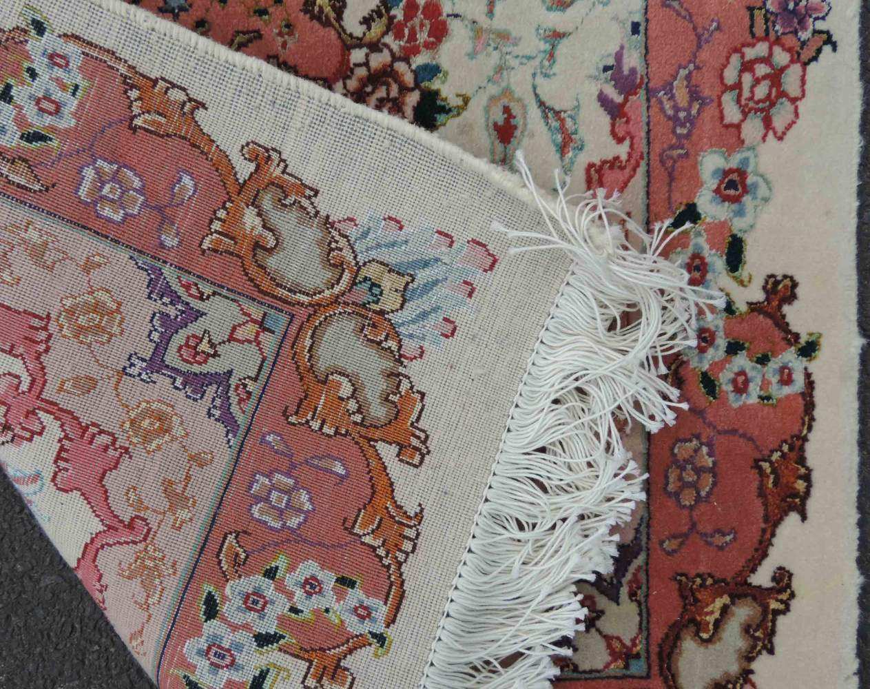 Täbris Manufakturteppich, Iran. Selten fein. Korkwolle mit Seide. 94 cm x 59 cm. Handgeknüpft. - Image 5 of 6