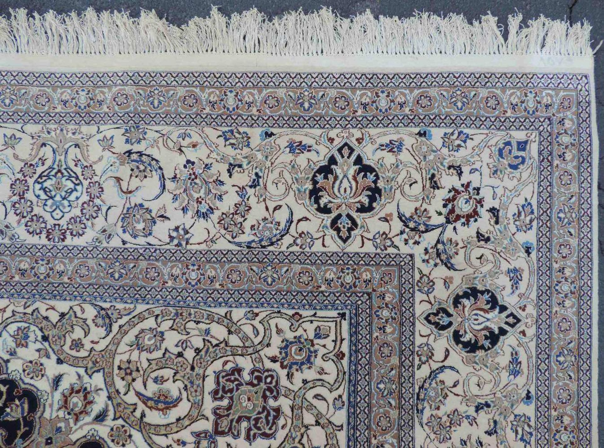 Nain "Tudesch", signiert, Meisterteppich. Iran. Selten fein. 400 cm x 301 cm. Handgeknüpft in - Image 12 of 16