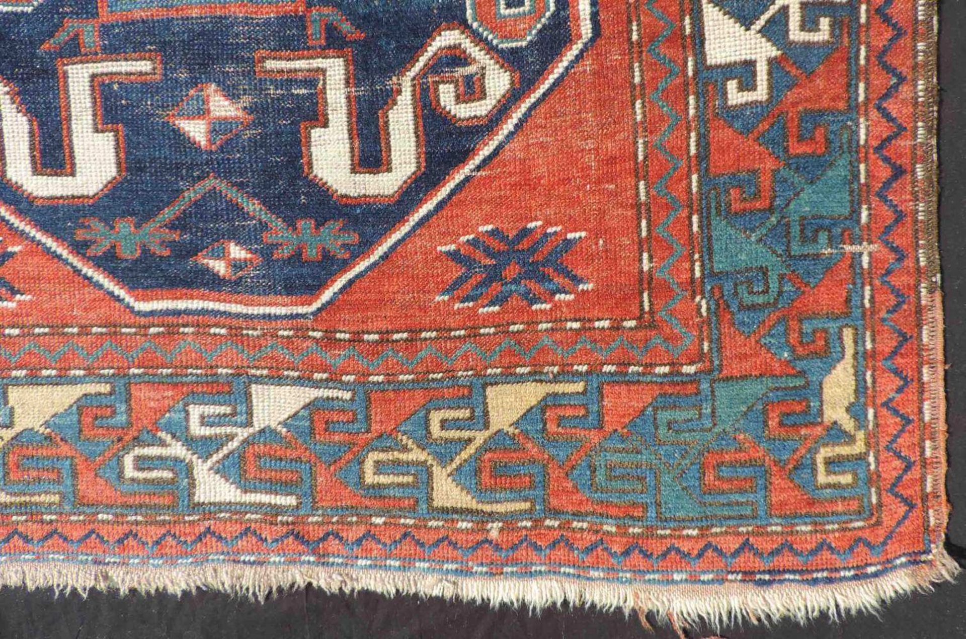 Chondoresk, Wolkenband- Kasak Teppich. Kaukasus. Alt, um 1900. 180 cm x 116 cm. Handgeknüpft. - Image 6 of 13