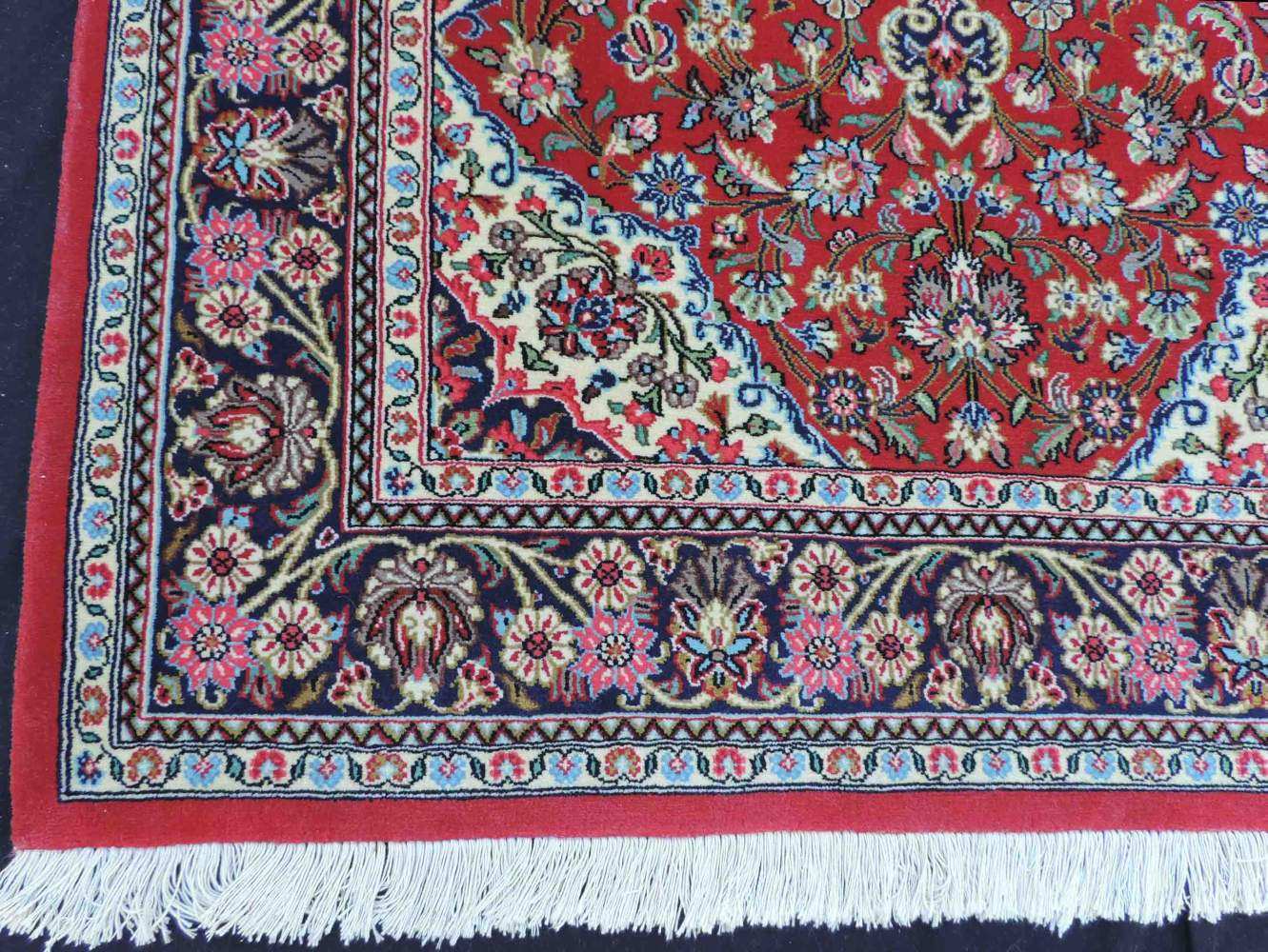 Ghom, Iran. Teppich, handgeknüpft in Persien. 152 cm x 108 cm. Wolle mit Seide auf Baumwolle. Qum, - Image 2 of 9