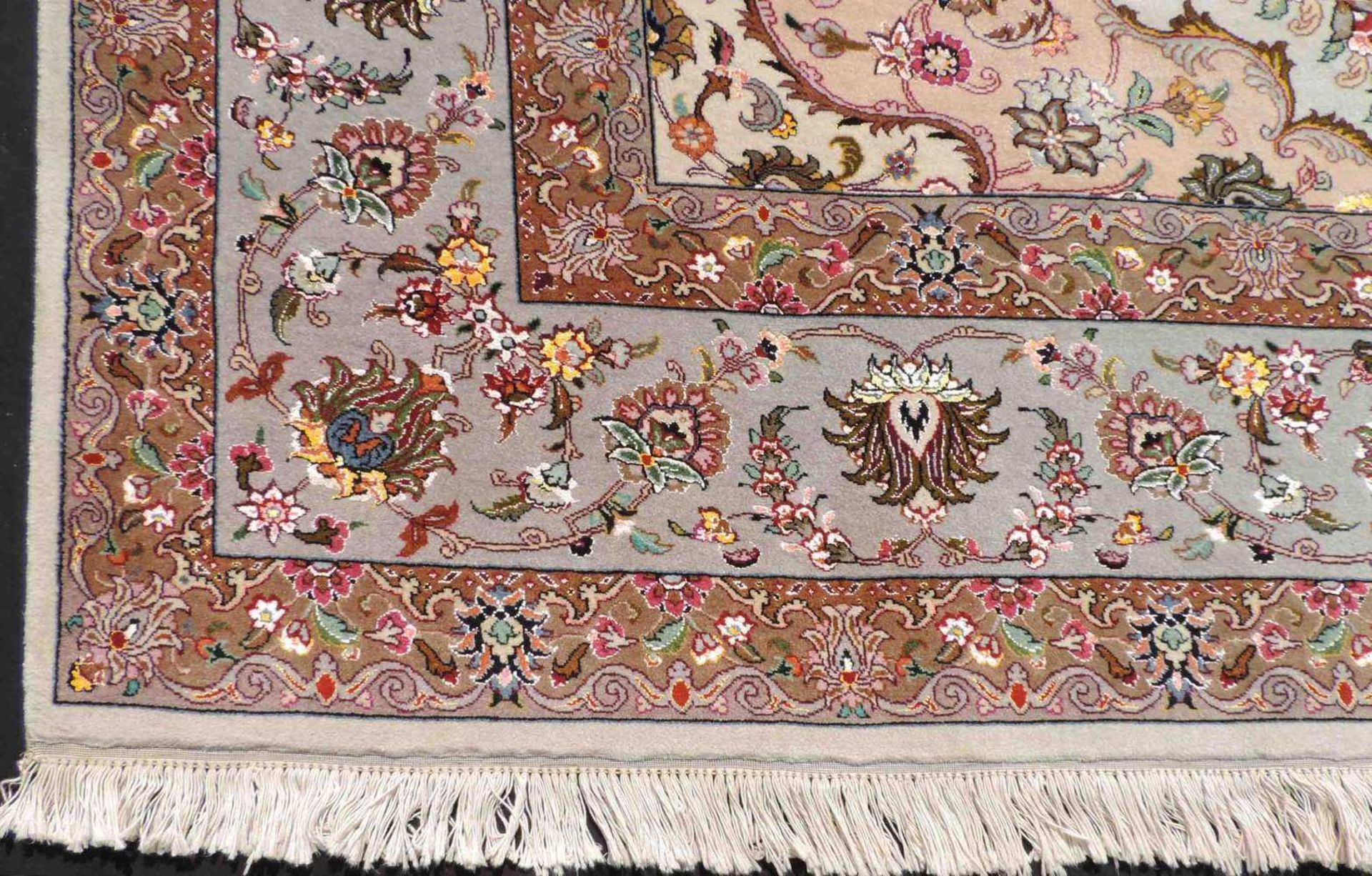 Täbris, Teppich, Iran. Sehr fein. 351 cm x 249 cm. Circa 9 x 9 Knoten pro cm. Handgeknüpft in - Image 12 of 20