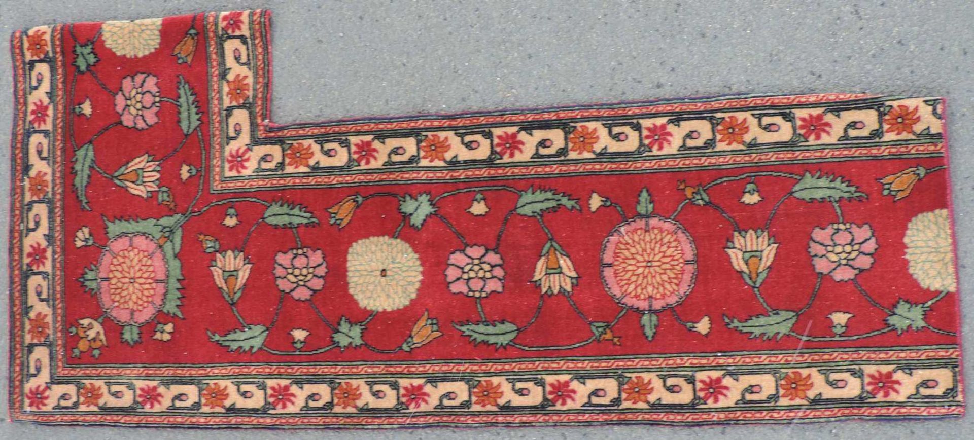 "Mogul" Teppichfragment, Indien. Antik, 19. Jahrhundert. 137 cm x 61 cm. Handgeknüpft. Wolle auf
