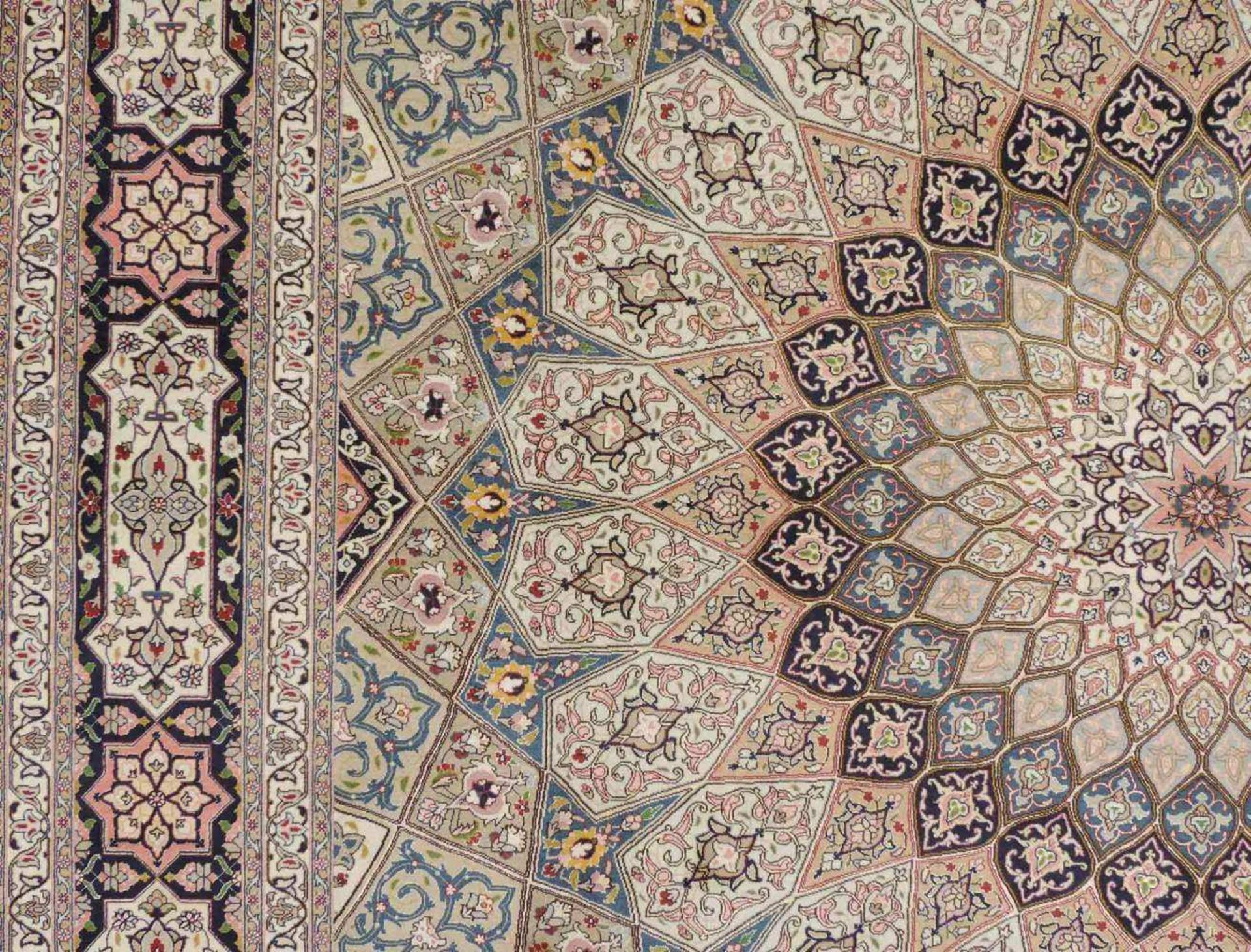 Täbris, Teppich, Iran. Sehr fein. 396 cm x 298 cm. Circa 9 x 6 Knoten pro cm. Meisterteppich, - Image 12 of 13