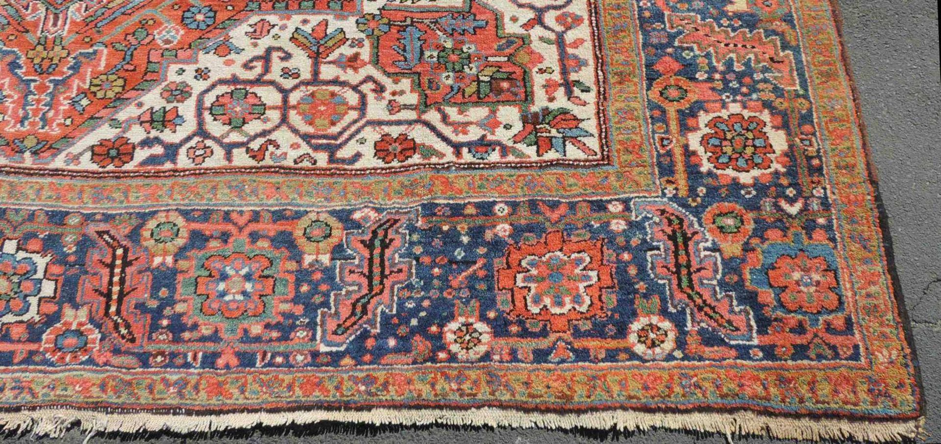 Heriz, Dorfteppich. Iran. Alt, um 1925. 347 cm x 276 cm. Handgeknüpft in Persien. Wolle auf - Image 3 of 7