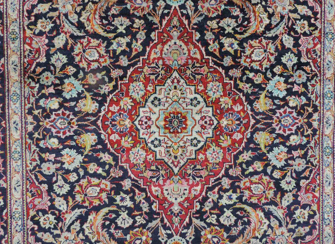 Keschan, Manufakturteppich, Seide. Iran. Fein. 158 cm x 111 cm. Handgeknüpft in Persien. Seide auf - Image 3 of 6