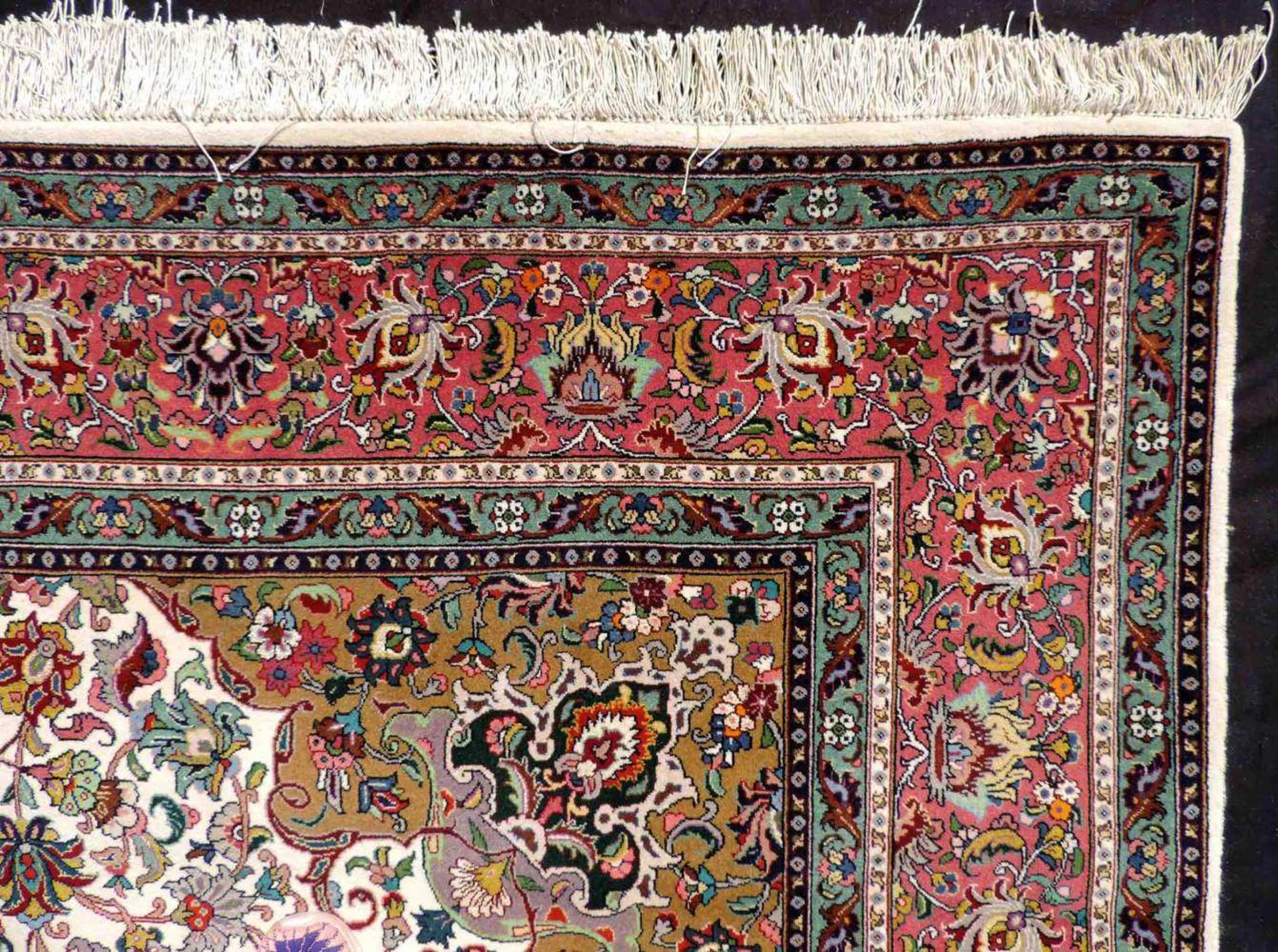 Täbris, Manufakturteppich, Iran. Sehr fein. 213 cm x 207 cm. Handgeknüpft in Persien. Korkwolle - Image 8 of 12