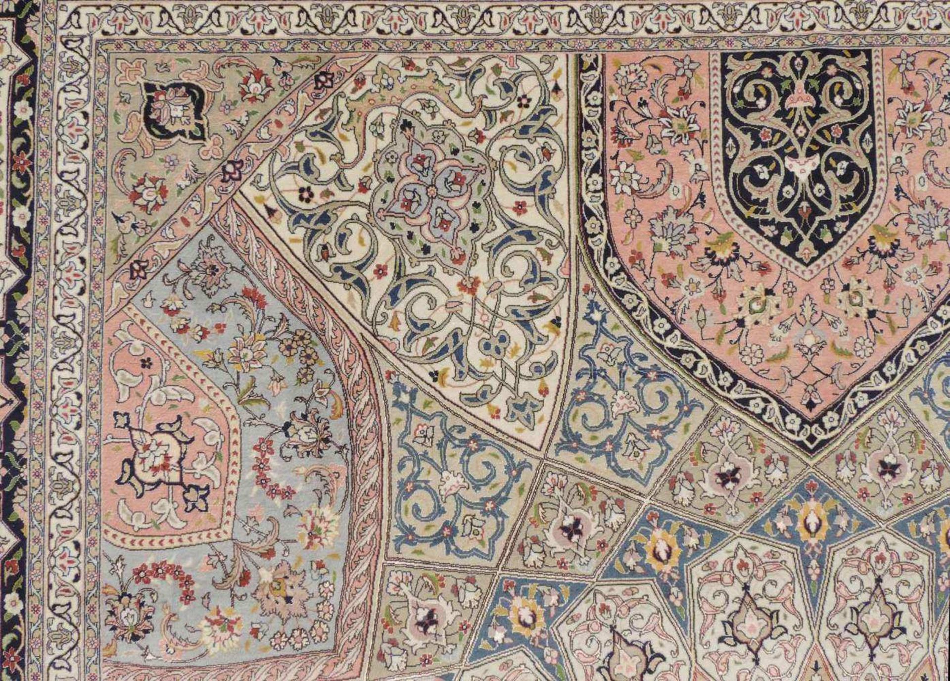 Täbris, Teppich, Iran. Sehr fein. 396 cm x 298 cm. Circa 9 x 6 Knoten pro cm. Meisterteppich, - Image 10 of 13