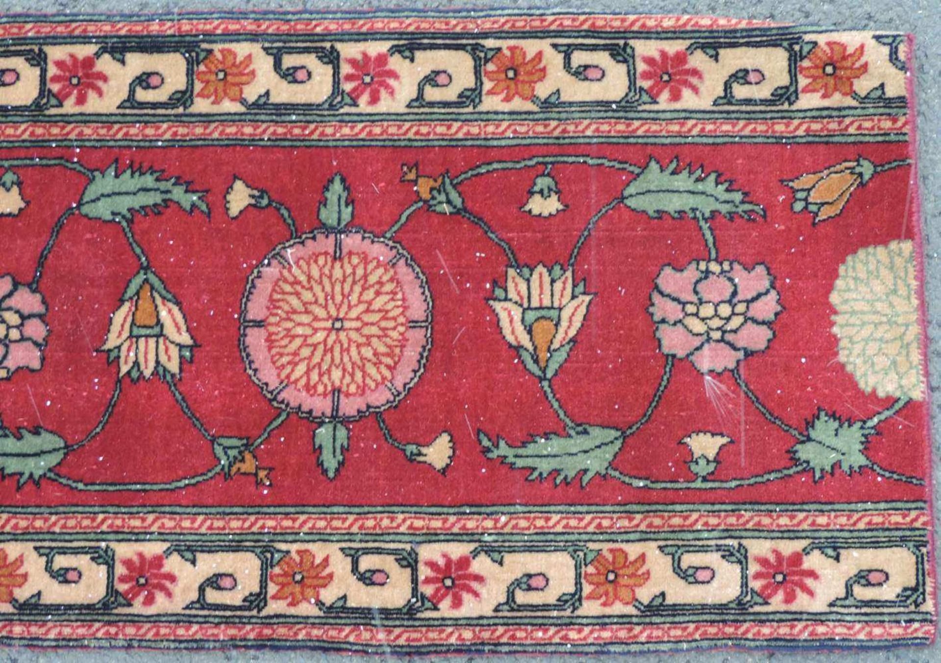 "Mogul" Teppichfragment, Indien. Antik, 19. Jahrhundert. 137 cm x 61 cm. Handgeknüpft. Wolle auf - Image 3 of 4