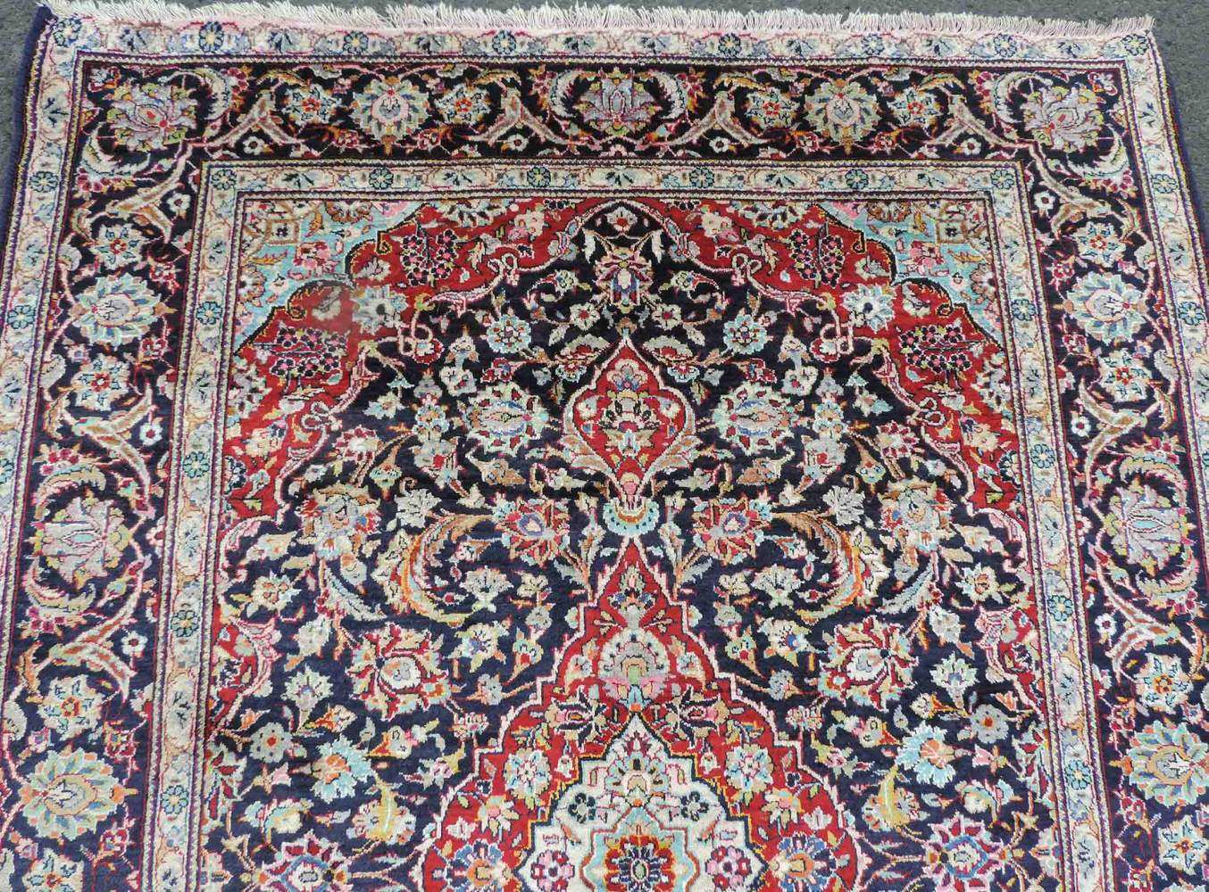 Keschan, Manufakturteppich, Seide. Iran. Fein. 158 cm x 111 cm. Handgeknüpft in Persien. Seide auf - Image 4 of 6