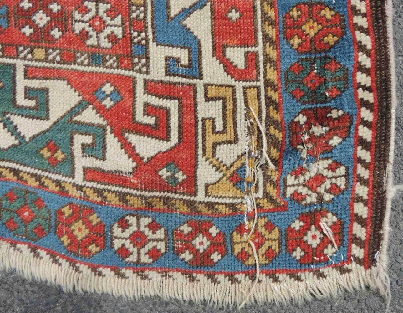 Schirwan Dorfteppich, Kaukasus. Antik, um 1890. 254 cm x 132 cm. Handgeknüpft. Wolle auf Wolle. - Image 6 of 7