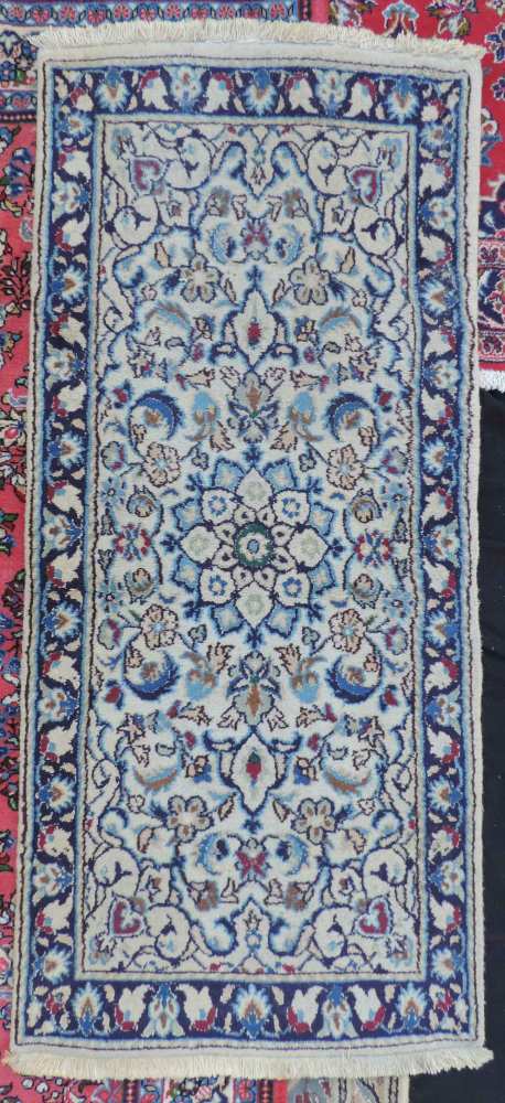 Konvolut aus 6 Teppichen. Kaschmar, Wolle mit Seide auf Baumwolle, 394 cm x 87 cm. Saruk, Persien, - Image 3 of 7