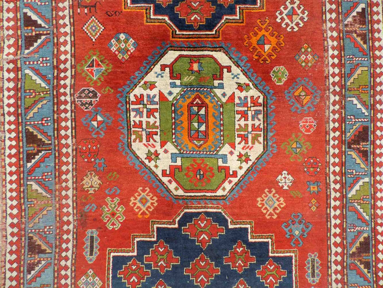 Drei - Medaillon - Kasak Dorfteppich. Kaukasus. Antik, um 1900. 275 cm x 182 cm. Handgeknüpft. Wolle - Image 8 of 10