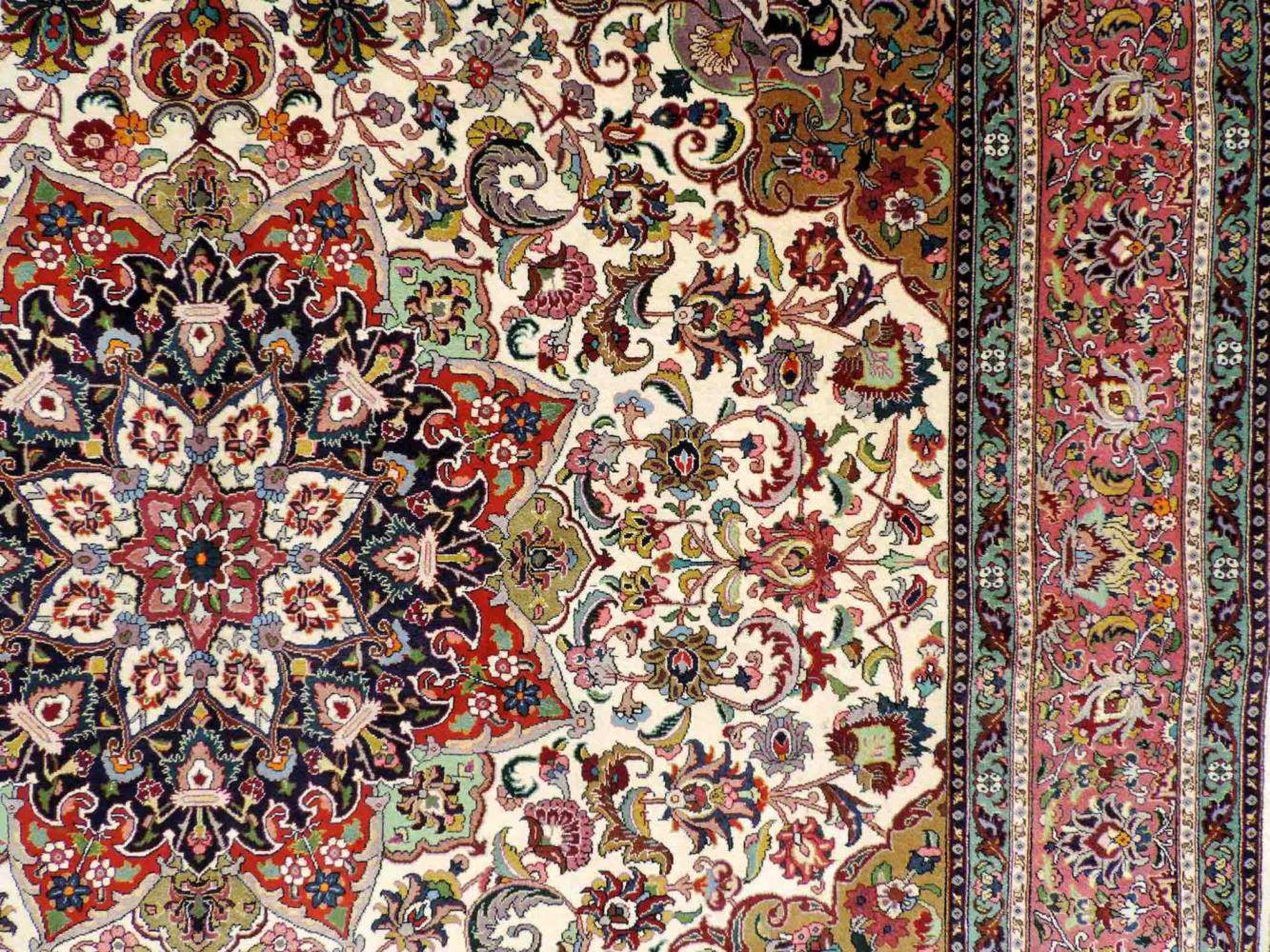 Täbris, Manufakturteppich, Iran. Sehr fein. 213 cm x 207 cm. Handgeknüpft in Persien. Korkwolle - Image 11 of 12