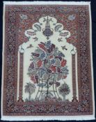 Täbriz oder Ghom, Gebetsteppich, Iran. Korkwolle auf Baumwolle. Fein. 201 cm x 137 cm.