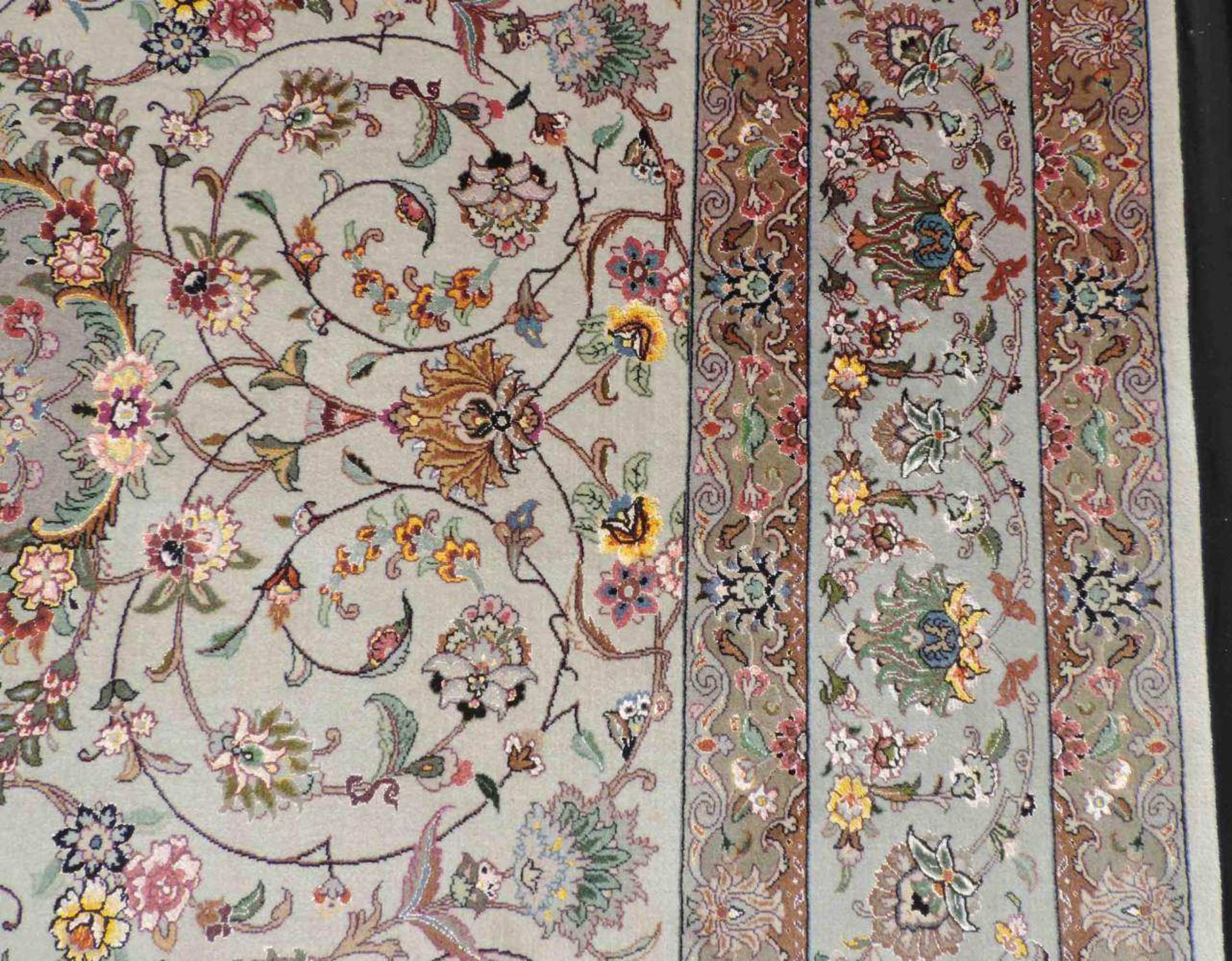 Täbris, Teppich, Iran. Sehr fein. 351 cm x 249 cm. Circa 9 x 9 Knoten pro cm. Handgeknüpft in - Image 2 of 20