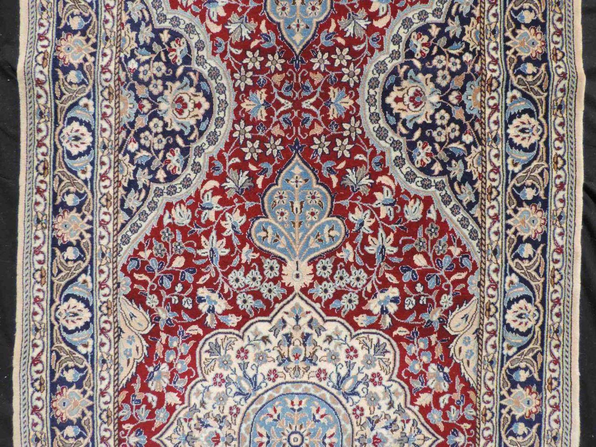 Nain Galerie, Iran, fein. 368 cm x 93 cm. Teppich, handgeknüpft in Persien. Wolle mit Seide auf - Image 3 of 9