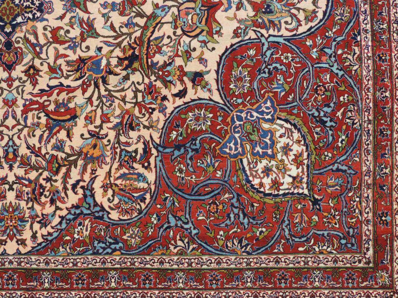 Isfahan. Iran, alt, um 1930. Selten feine Meisterarbeit. 438 cm x 314 cm. Handgeknüpft in Persien. - Image 3 of 15