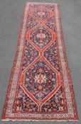 Malayer Galerie Teppich, Persien, Iran. Um 1920. 388 cm x 104 cm. Teppich, handgeknüpft in