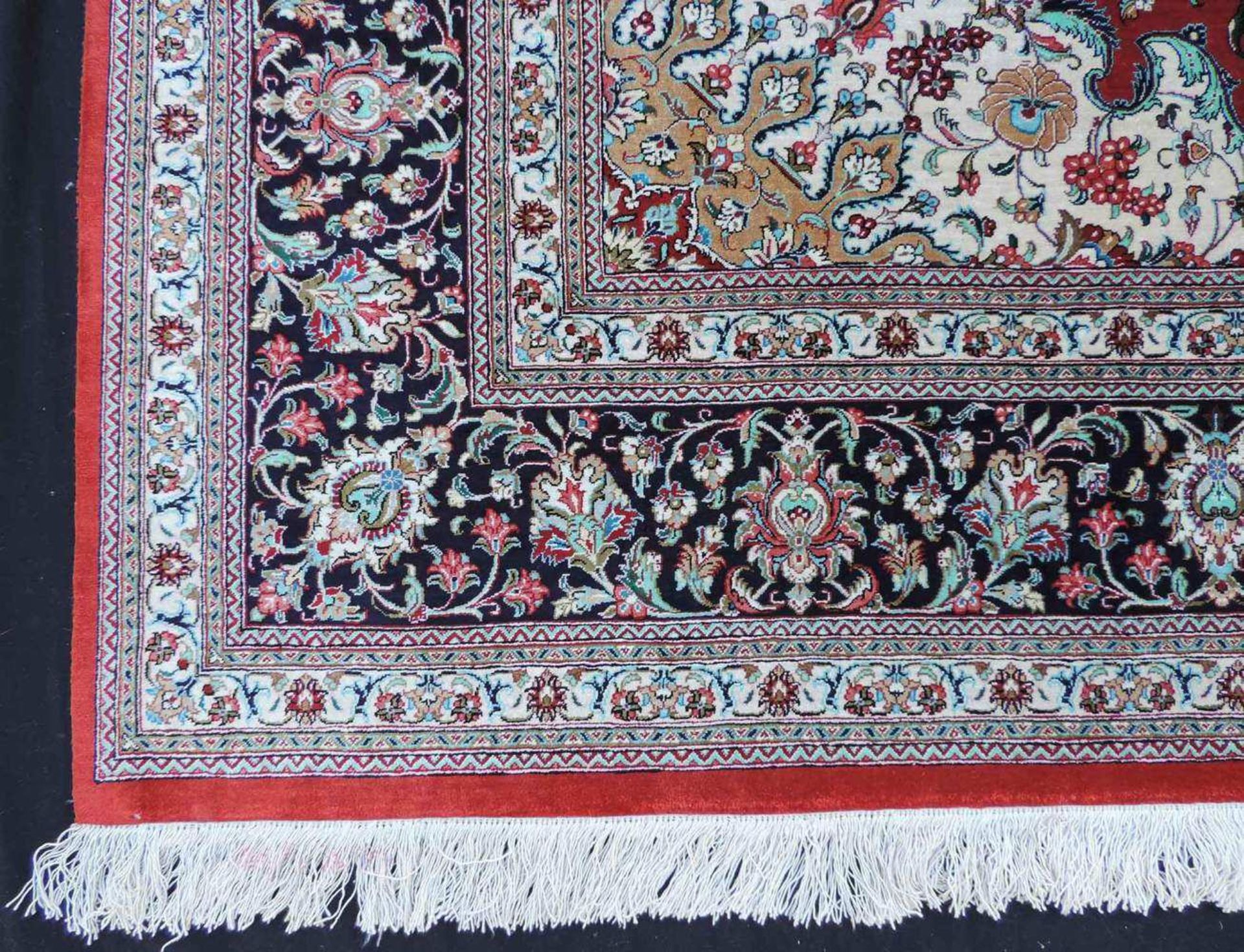 Ghom, Meisterteppich, Iran. Circa 10 x 10 Knoten pro cm. 300 cm x 201 cm. Handgeknüpft in Persien. - Image 7 of 13