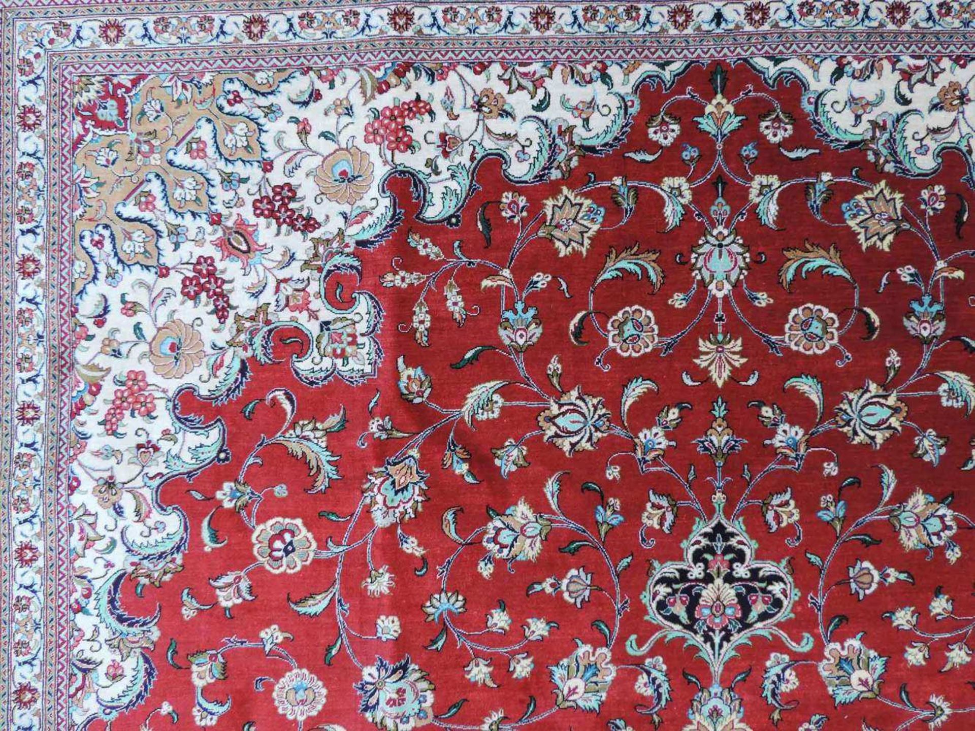 Ghom, Meisterteppich, Iran. Circa 10 x 10 Knoten pro cm. 300 cm x 201 cm. Handgeknüpft in Persien. - Image 10 of 13