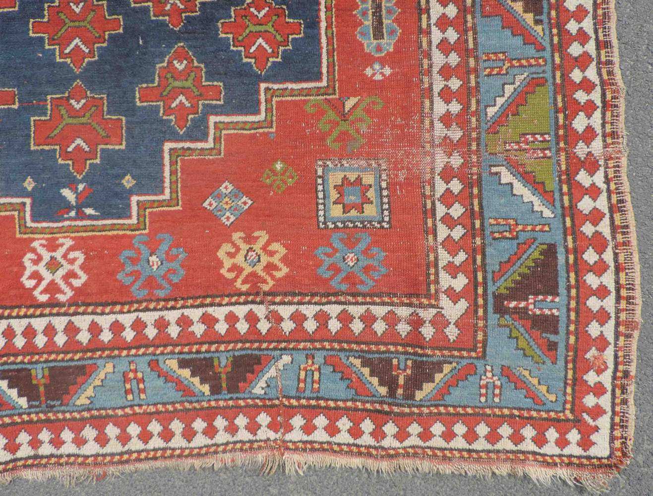 Drei - Medaillon - Kasak Dorfteppich. Kaukasus. Antik, um 1900. 275 cm x 182 cm. Handgeknüpft. Wolle - Image 4 of 10