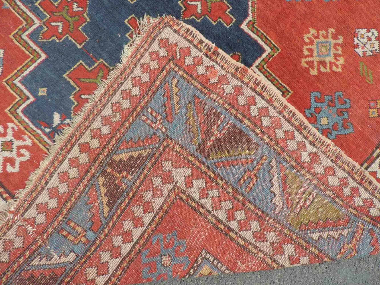 Drei - Medaillon - Kasak Dorfteppich. Kaukasus. Antik, um 1900. 275 cm x 182 cm. Handgeknüpft. Wolle - Image 2 of 10