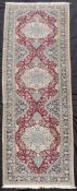 Nain Galerie, Iran, fein. 368 cm x 93 cm. Teppich, handgeknüpft in Persien. Wolle mit Seide auf