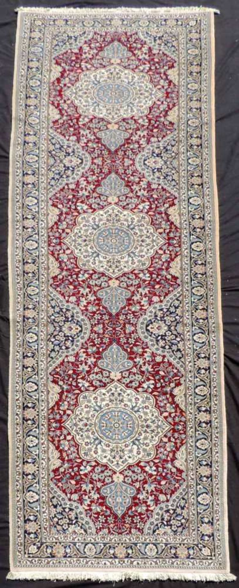 Nain Galerie, Iran, fein. 368 cm x 93 cm. Teppich, handgeknüpft in Persien. Wolle mit Seide auf