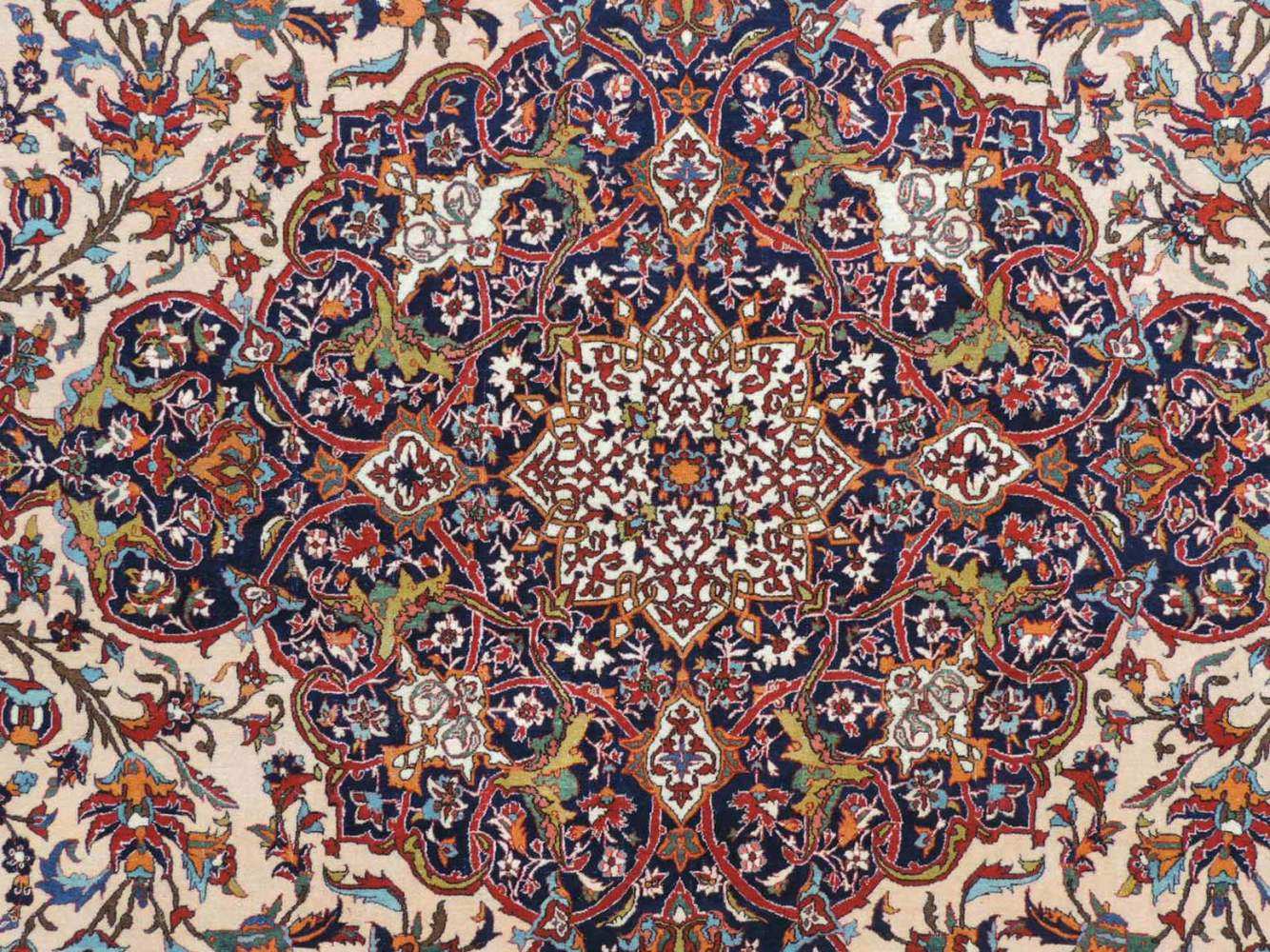 Isfahan. Iran, alt, um 1930. Selten feine Meisterarbeit. 438 cm x 314 cm. Handgeknüpft in Persien. - Image 15 of 15