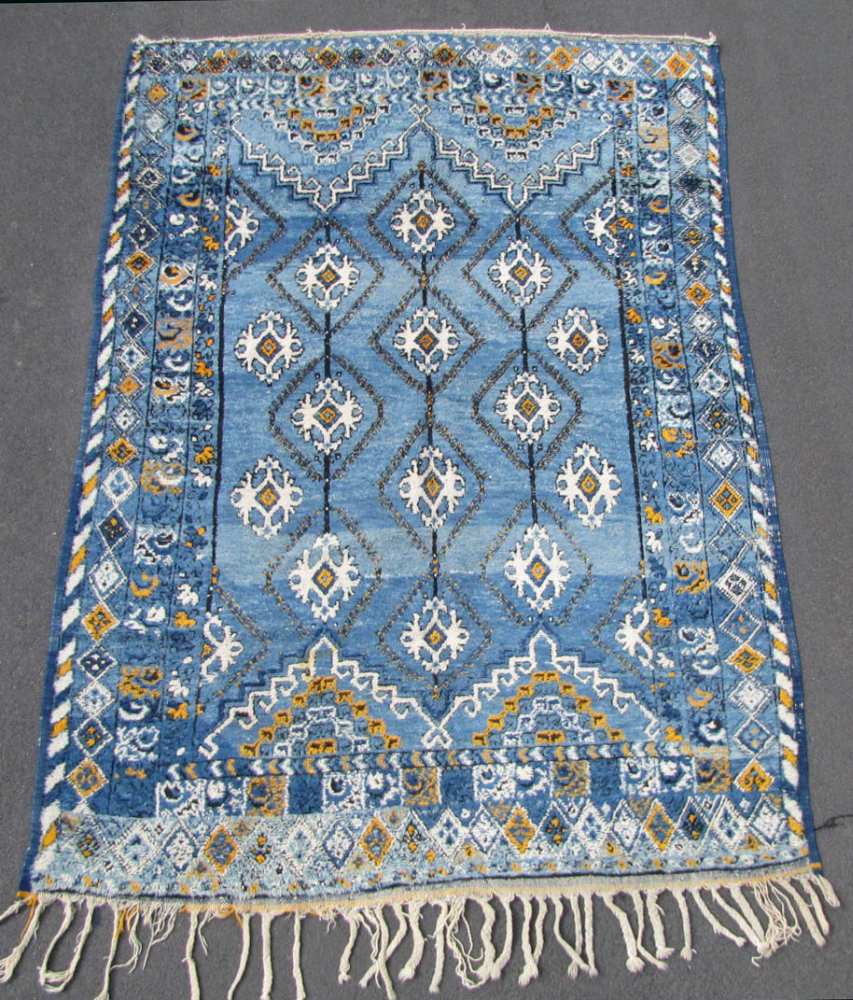 Rabat Teppich Marokko, alt, um 1940. 281 cm x 187 cm. Handgeknüpft aus West-Marokko mit indigoblauem