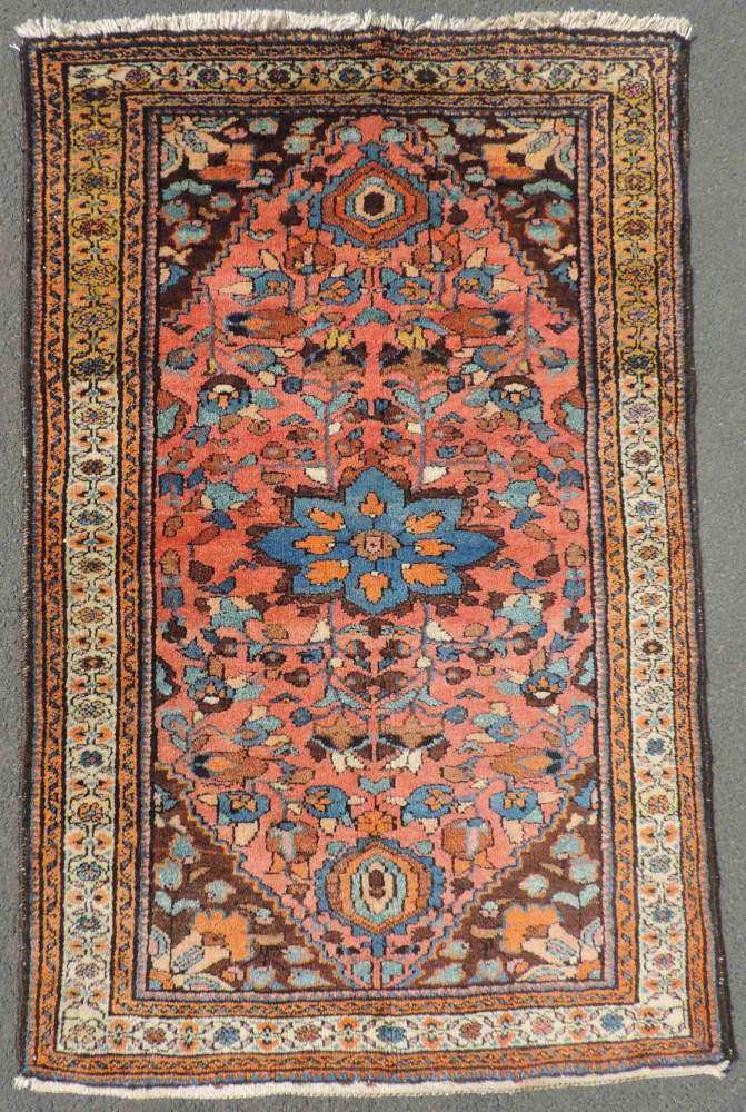 Hamadan Dorfteppich, Iran. Alt, um 1930. 151 cm x 97 cm. Handgeknüpft in Persien. Wolle auf
