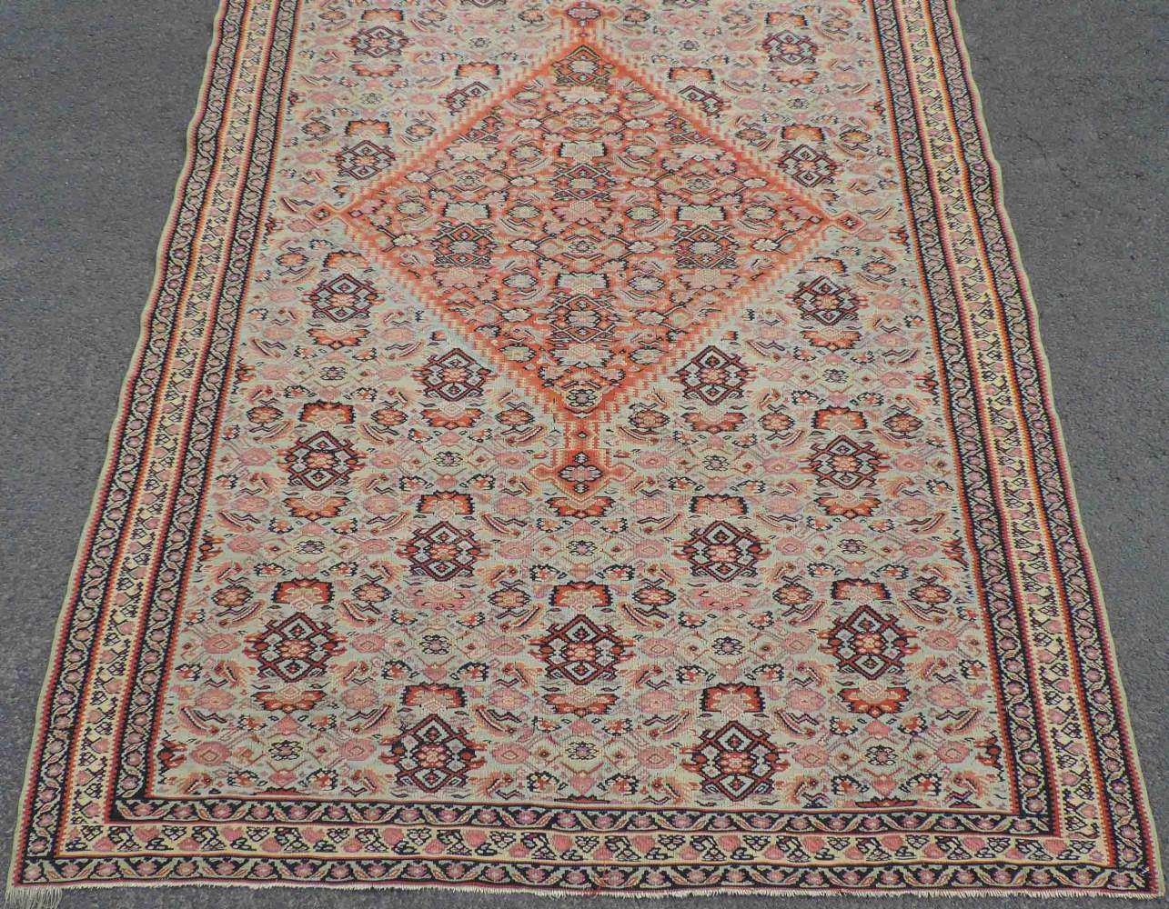 Senne Kelim, Teppich, Iran. Antik, Mitte 19. Jahrhundert. 195 cm x 127 cm. Handgewebt. Wolle auf - Image 2 of 5