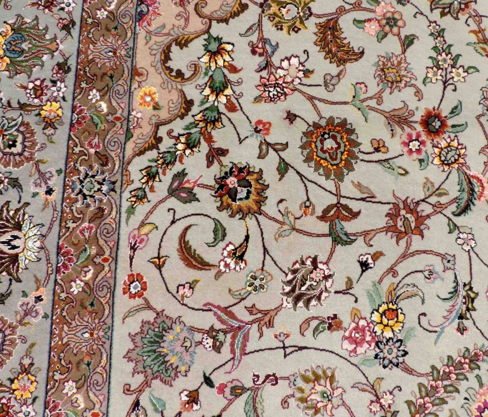 Täbris, Teppich, Iran. Sehr fein. 351 cm x 249 cm. Circa 9 x 9 Knoten pro cm. Handgeknüpft in - Image 6 of 20