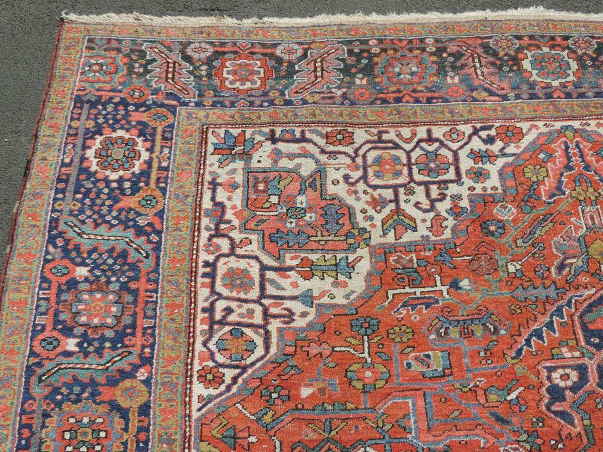 Heriz, Dorfteppich. Iran. Alt, um 1925. 347 cm x 276 cm. Handgeknüpft in Persien. Wolle auf - Image 6 of 7