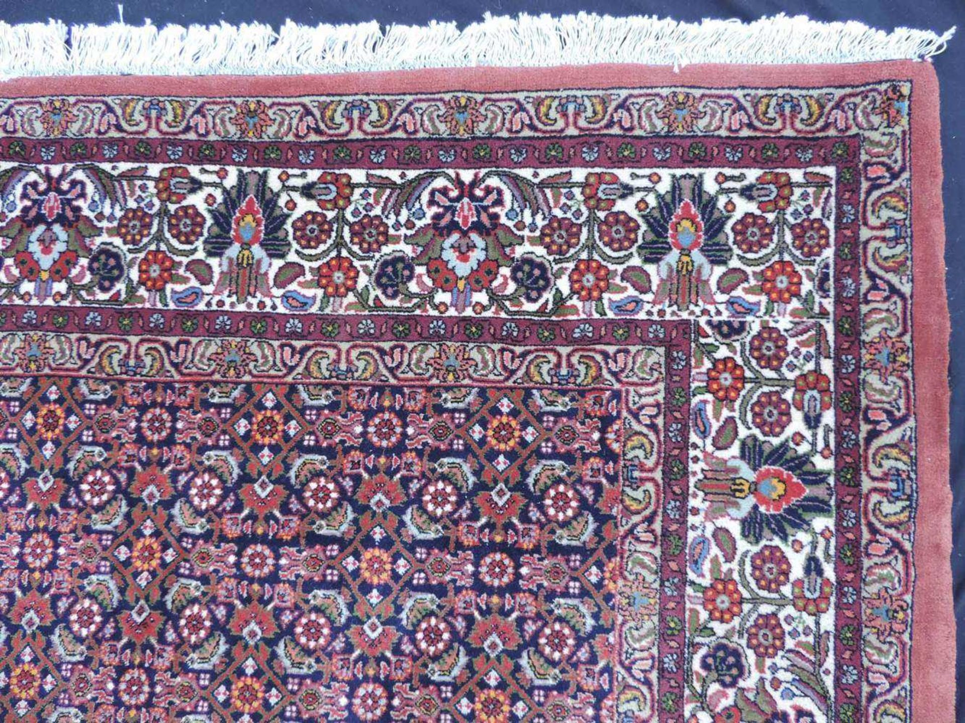 Bidjar. Teppich, Iran. Fein. 343 cm x 251 cm. Handgeknüpft in Persien. Korkwolle auf Baumwolle. - Image 9 of 14
