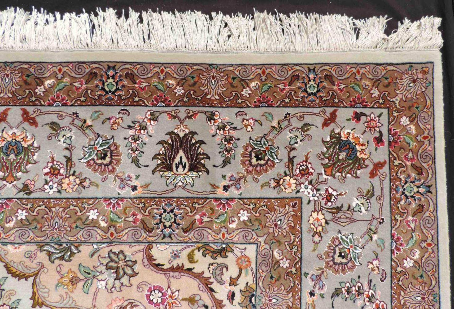 Täbris, Teppich, Iran. Sehr fein. 351 cm x 249 cm. Circa 9 x 9 Knoten pro cm. Handgeknüpft in - Image 3 of 20
