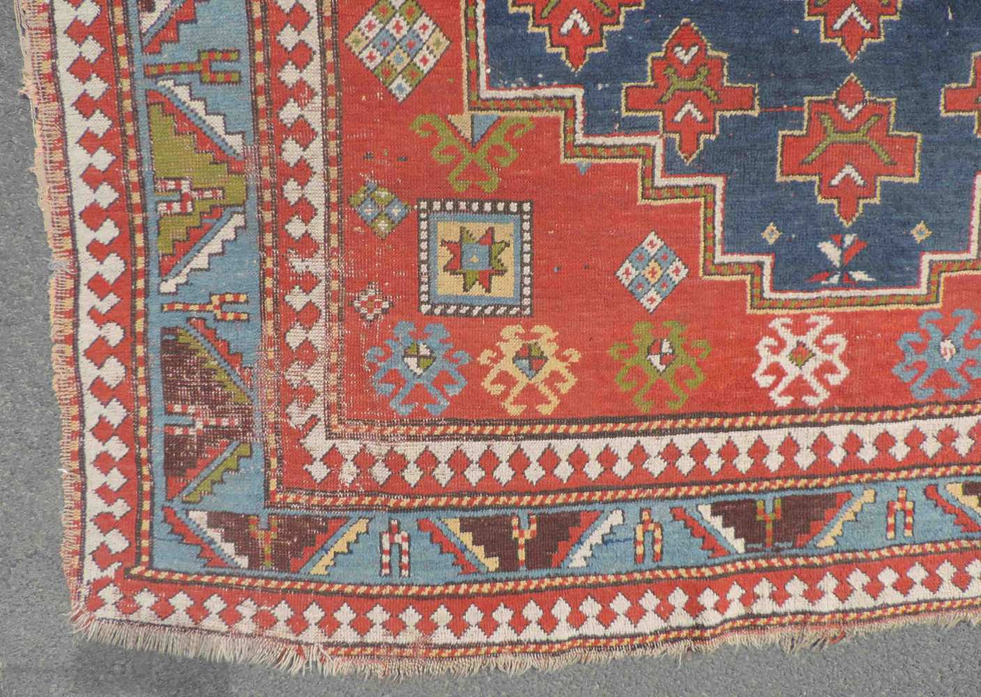 Drei - Medaillon - Kasak Dorfteppich. Kaukasus. Antik, um 1900. 275 cm x 182 cm. Handgeknüpft. Wolle - Image 3 of 10