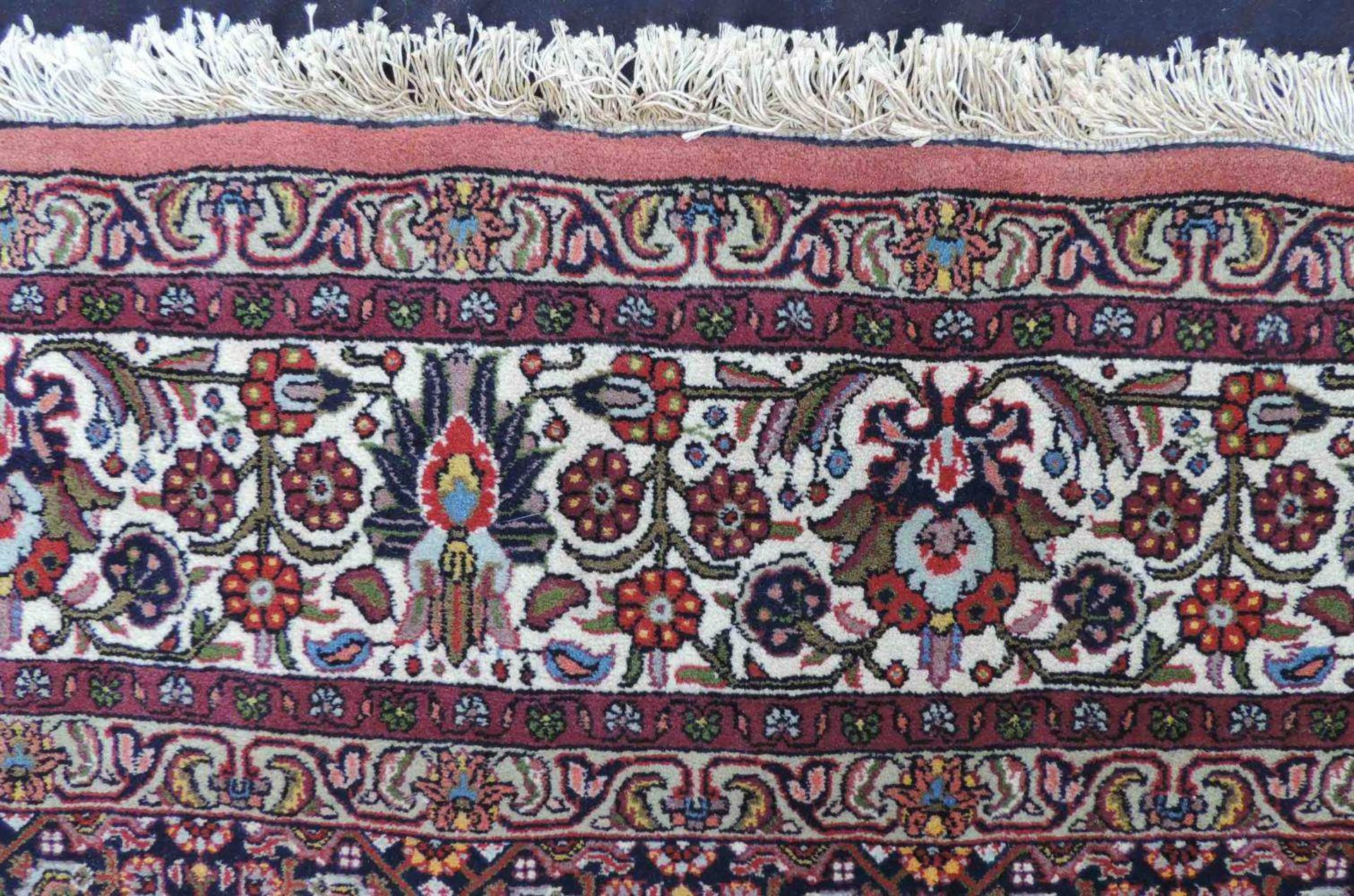 Bidjar. Teppich, Iran. Fein. 343 cm x 251 cm. Handgeknüpft in Persien. Korkwolle auf Baumwolle. - Image 4 of 14