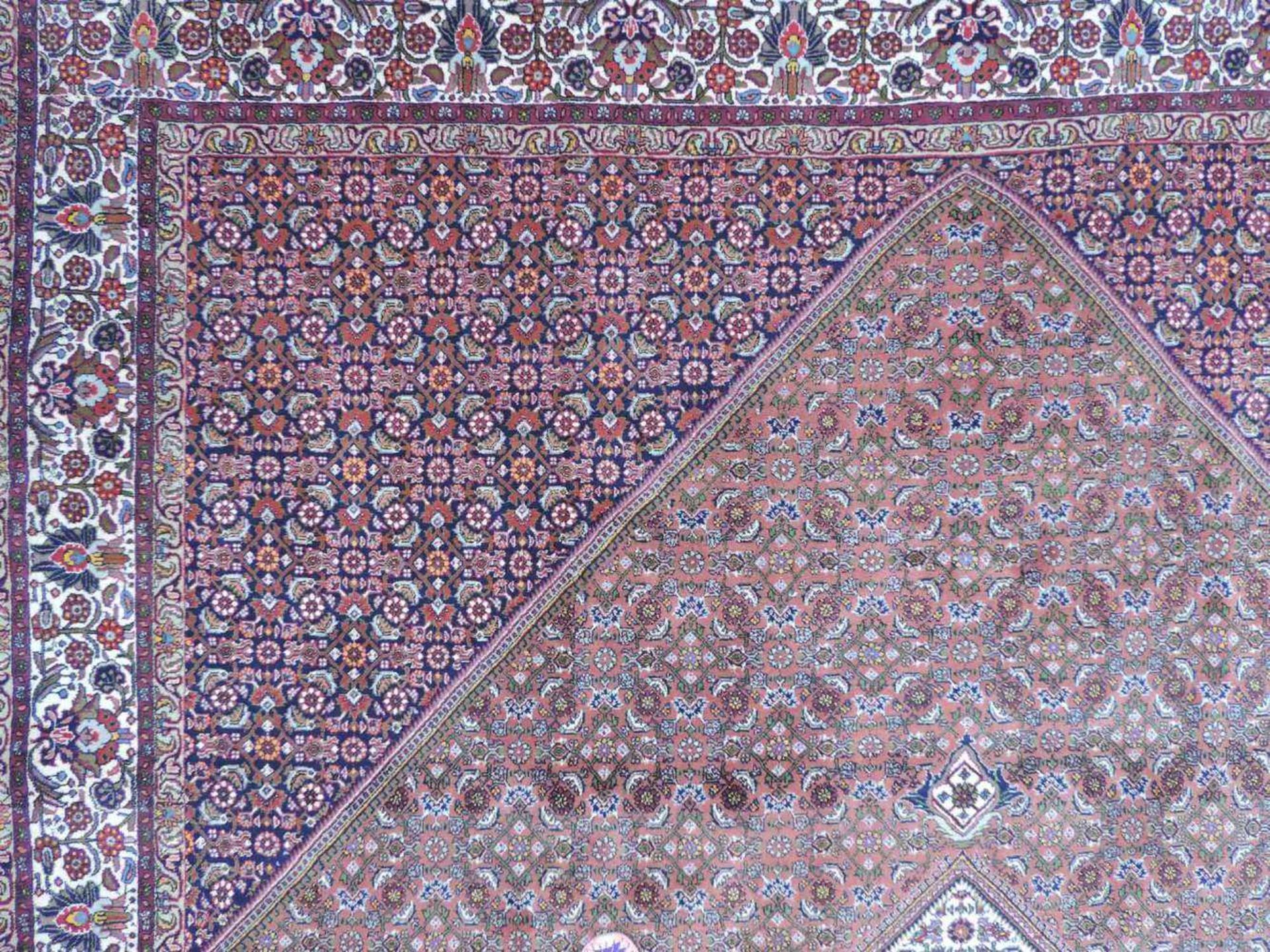 Bidjar. Teppich, Iran. Fein. 343 cm x 251 cm. Handgeknüpft in Persien. Korkwolle auf Baumwolle. - Image 11 of 14