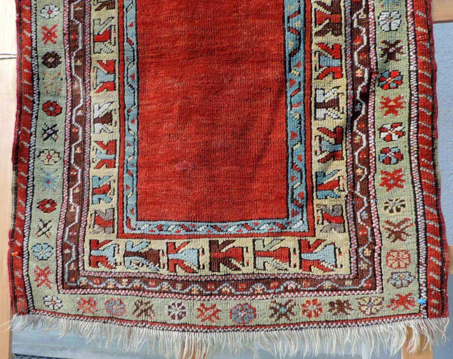 Konya Gebetsteppich. Türkei. Antik, Mitte 19. Jahrhundert. 167 cm x 92 cm. Handgeknüpft. Wolle auf - Image 3 of 5