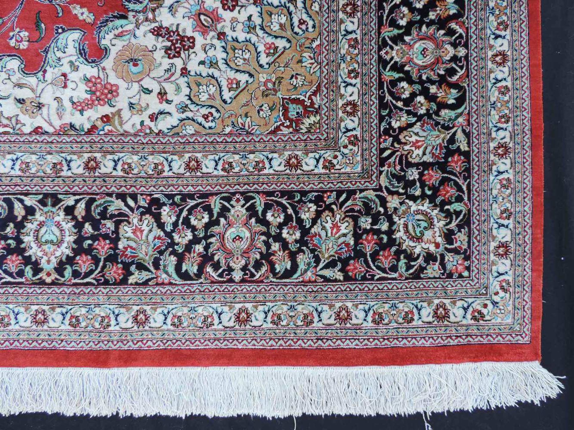 Ghom, Meisterteppich, Iran. Circa 10 x 10 Knoten pro cm. 300 cm x 201 cm. Handgeknüpft in Persien. - Image 6 of 13