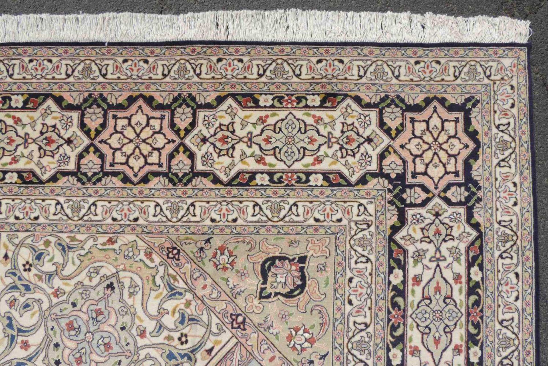 Täbris, Teppich, Iran. Sehr fein. 396 cm x 298 cm. Circa 9 x 6 Knoten pro cm. Meisterteppich, - Image 8 of 13