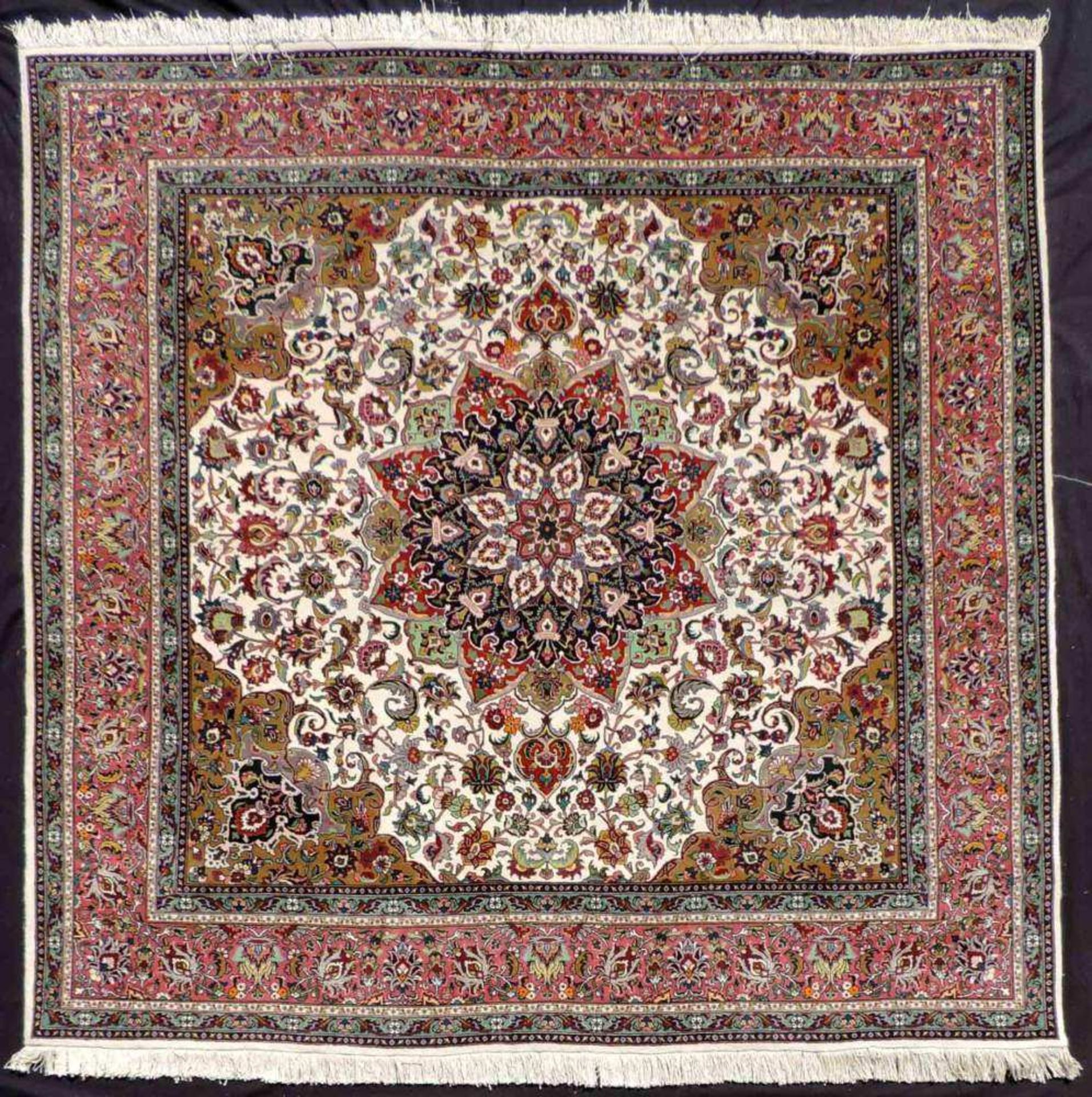 Täbris, Manufakturteppich, Iran. Sehr fein. 213 cm x 207 cm. Handgeknüpft in Persien. Korkwolle