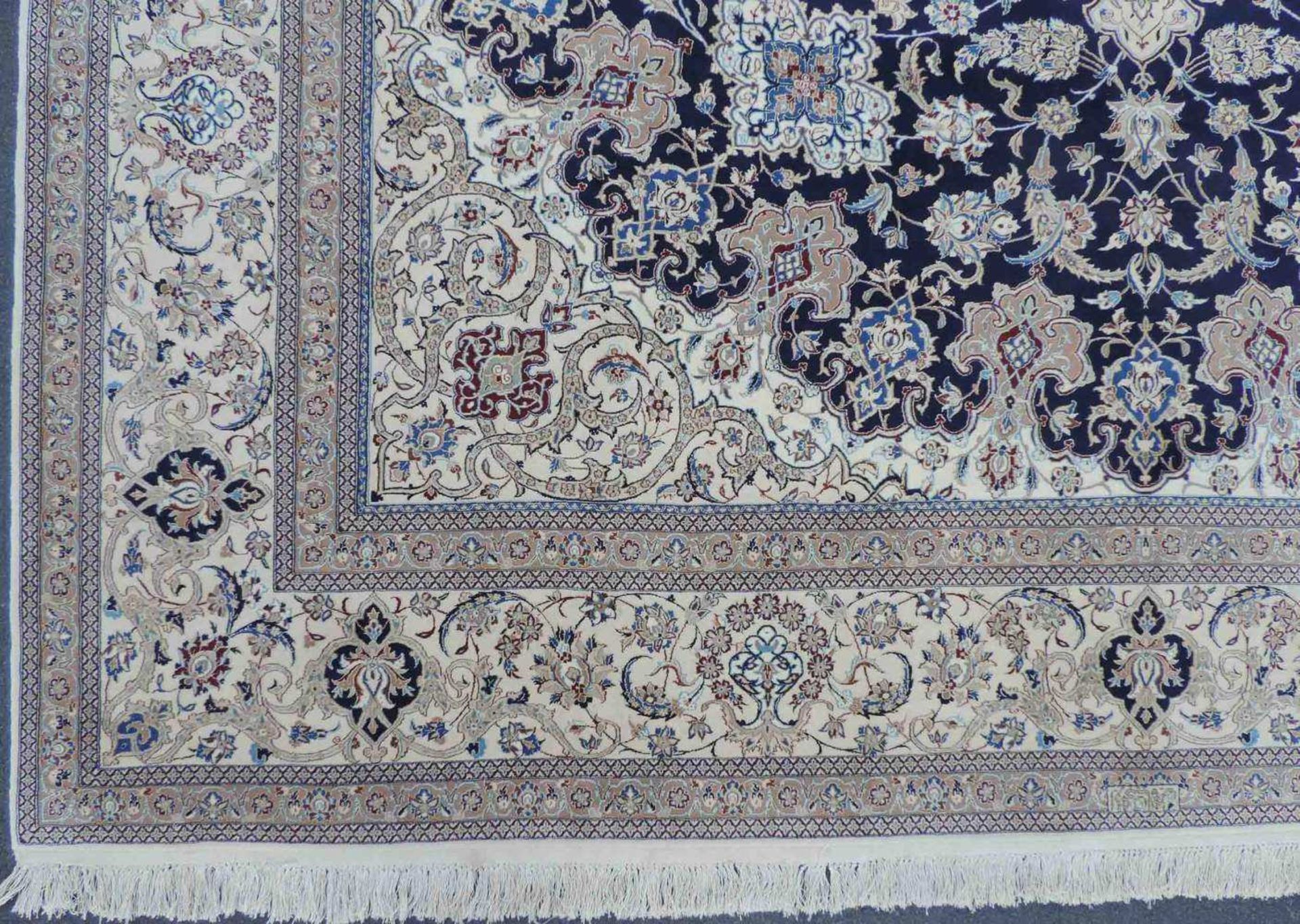 Nain "Tudesch", signiert, Meisterteppich. Iran. Selten fein. 400 cm x 301 cm. Handgeknüpft in - Image 4 of 16