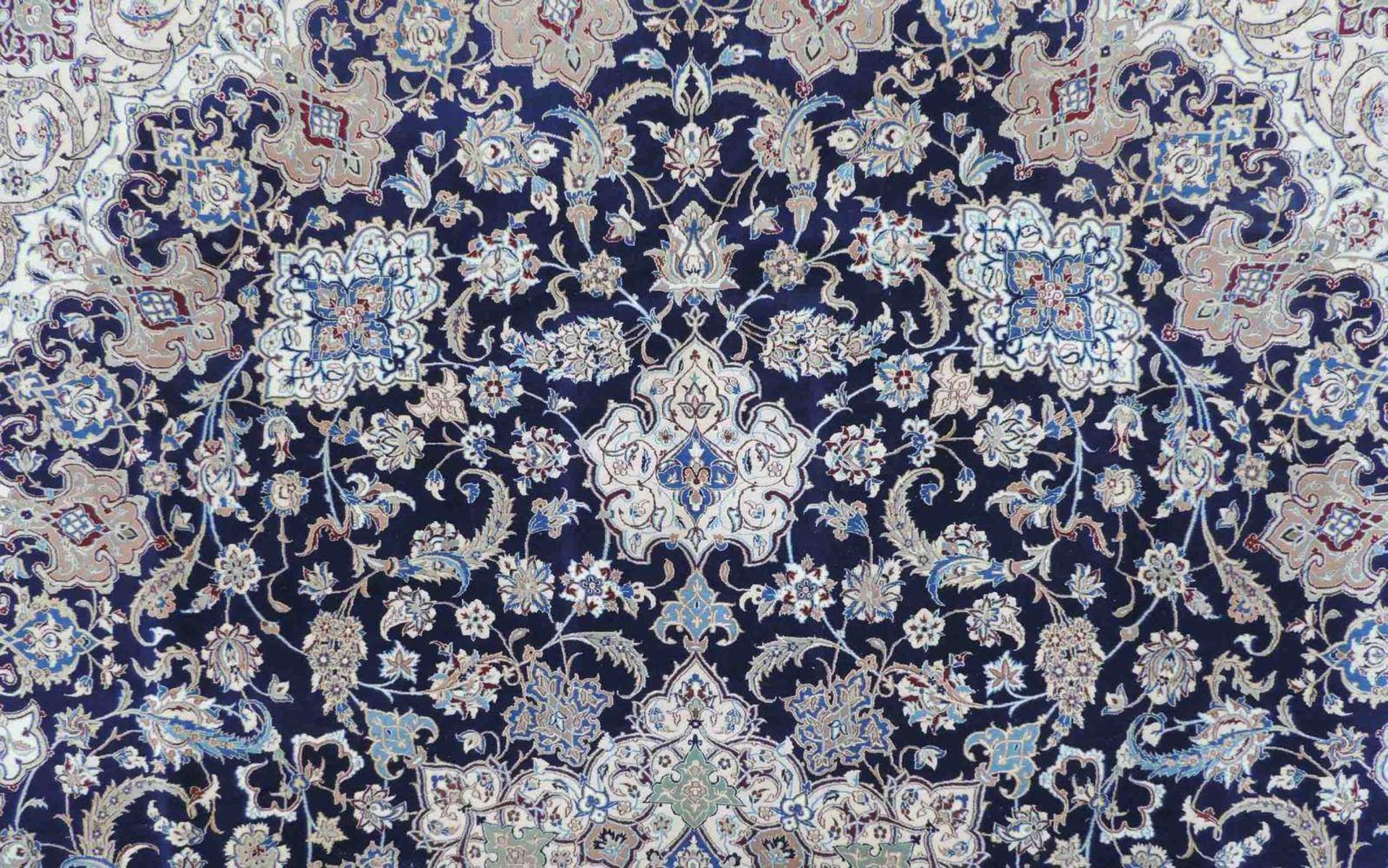Nain "Tudesch", signiert, Meisterteppich. Iran. Selten fein. 400 cm x 301 cm. Handgeknüpft in - Image 15 of 16