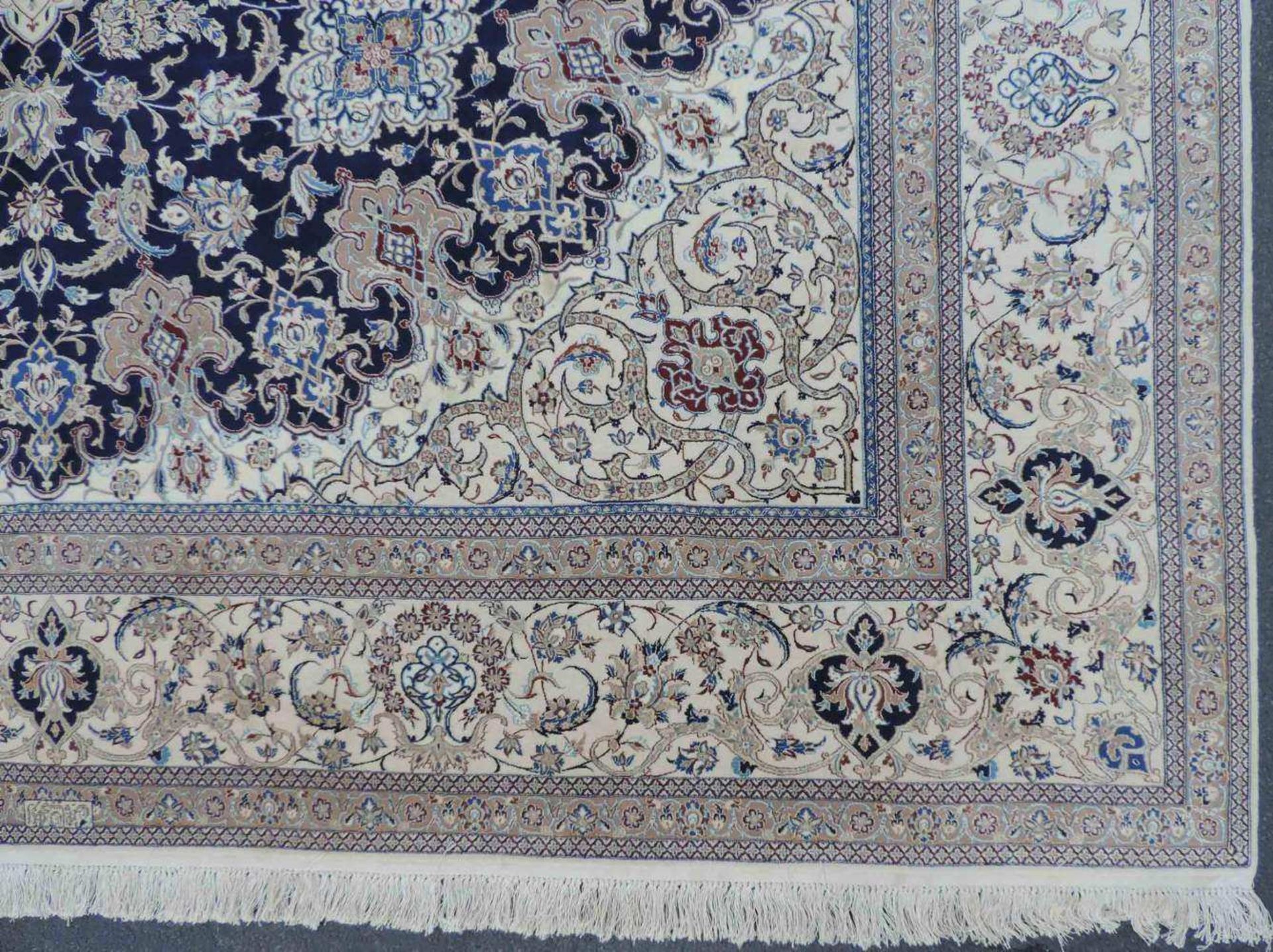 Nain "Tudesch", signiert, Meisterteppich. Iran. Selten fein. 400 cm x 301 cm. Handgeknüpft in - Image 9 of 16