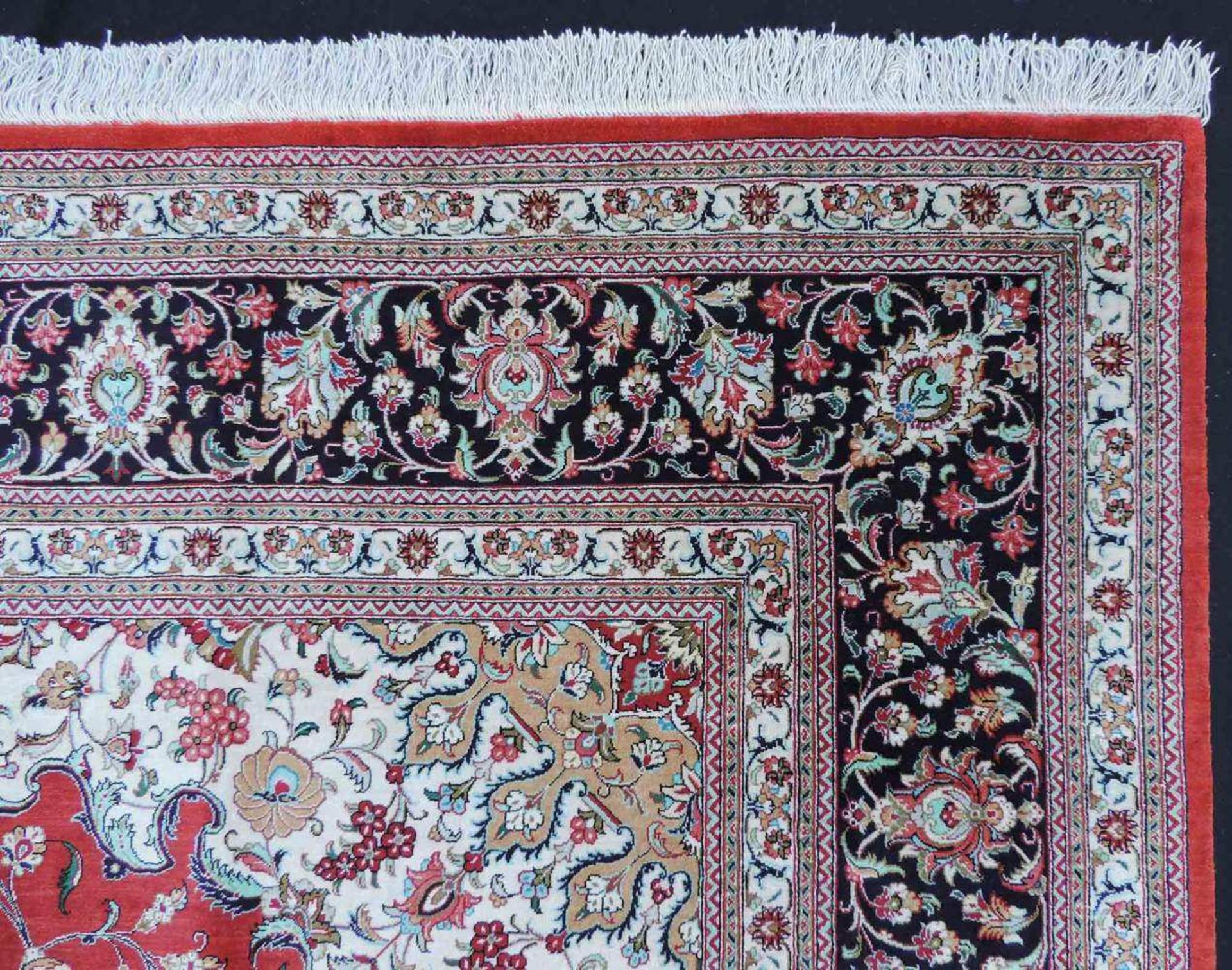 Ghom, Meisterteppich, Iran. Circa 10 x 10 Knoten pro cm. 300 cm x 201 cm. Handgeknüpft in Persien. - Image 9 of 13